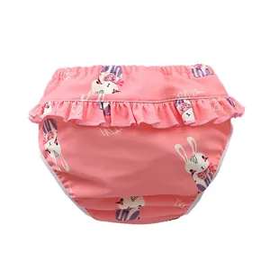 Rosa Baby-Schwimmwindel mit niedlichen Hasen-Prints und dekorativen Rüschenkanten