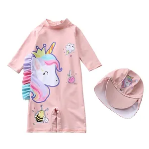 Detailansicht eines rosa langärmeligen Kinderbadeanzugs mit Einhorn und Bademütze