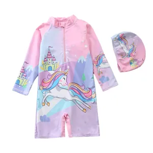 Flache Ansicht des Einhorn-Regenbogen-Badeanzugs mit langer Ärmel und passender Badekappe