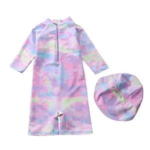 Detail eines Langarm-Badeanzugs für Mädchen im Tie-Dye-Look mit Reißverschluss und Kappe