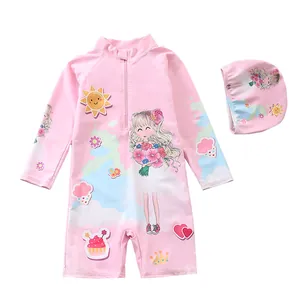 Detailaufnahme des Mädchen Badeanzugs in Rosa mit Langarm-Design und passender Badehaube