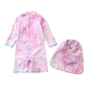 Langärmliger Tie-Dye Badeanzug für Mädchen mit passendem UV-Sonnenschutzhut in Rosa-Lila