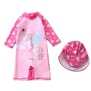 Rosa Kinder Langarm-Einhorn-Badeanzug-Set flach liegend mit passendem Sonnenschutzhut