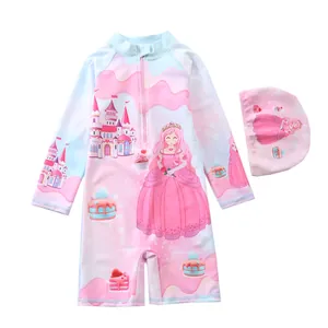 Detail eines Mädchen-Badeanzugs mit Cartoon-Prinzessin, Schloss und passender Kappe