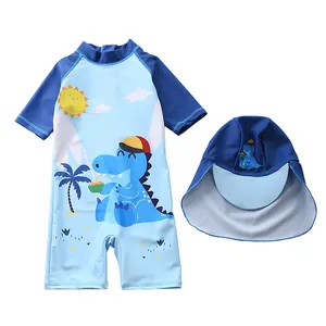 Detail eines blauen Kinder-Schwimmanzugs mit Cartoon-Krokodil-Motiv und Sonnenmuster