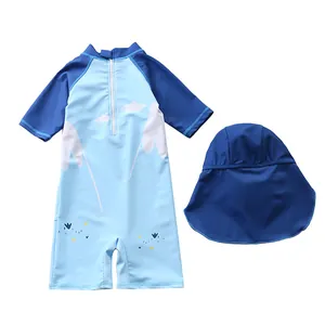 Detail der Kinder Bademode für Jungen mit UV-Schutz und Bergmotiven Set