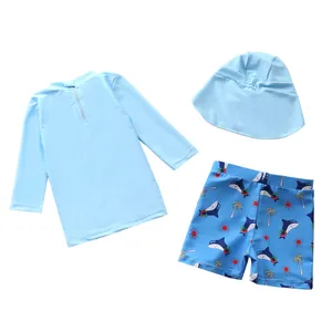 Vue détaillée du maillot de bain trois pièces pour enfant avec imprimé requin bleu