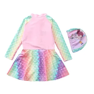 Detail van meisjes zeemeermin badpak met lange mouwen en bijpassende roze badmuts