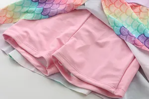 Detailweergave van zeemeermin badpak voor meisjes met veiligheidsbroekje en schubbenprint