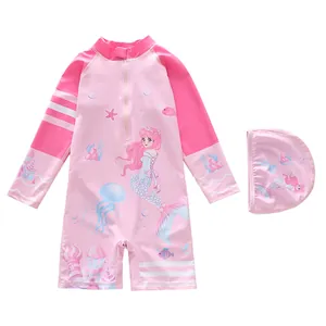Flache Ansicht des rosa Langarm-Kinderbadeanzugs mit Meerjungfrau-Motiv und Badekappe