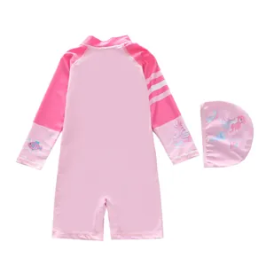 Detail von rosa Kinder-Badeanzug mit Meerjungfrau-Prints und passender Schwimmkappe