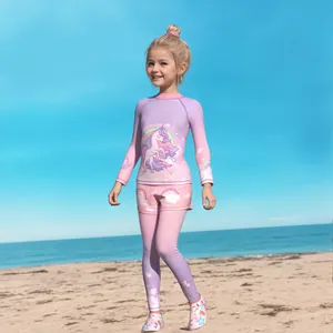 Détail du maillot de bain deux pièces anti-UV pour fille avec imprimé licorne et arc-en-ciel