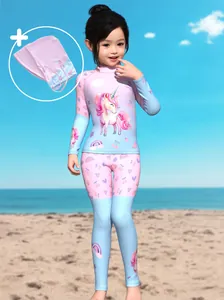 Détail du maillot de bain licorne à manches longues pour filles avec motifs roses et bleus