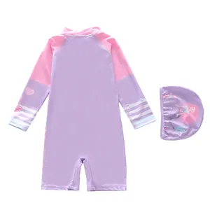Flache Darstellung von lila Kinder-Badeanzug und Badekappe mit Meerjungfrau-Druck