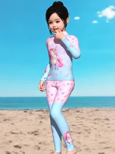 Détail de maillot de bain manches longues fille avec motif licorne et legging floral