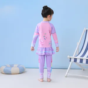 Rückansicht eines dreiteiligen Kinder-Badeanzugs mit Fischschuppen-Print und langem Rock