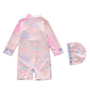 Rosa langärmliger Kinderbadeanzug mit Meerjungfrauen-Print und passender Badekappe