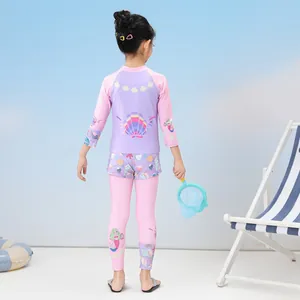 Détail du maillot de bain manches longues pour filles avec imprimé coquillage au dos