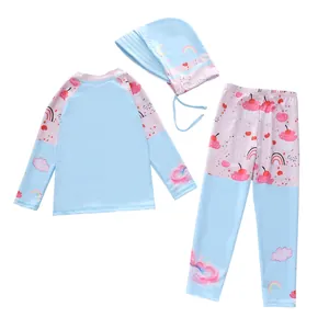 Vue détaillée d'un ensemble de maillot de bain trois pièces à manches longues pour enfants