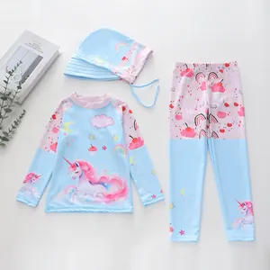 Vue à plat d'un maillot de bain 3 pièces fille à manches longues avec motifs licorne