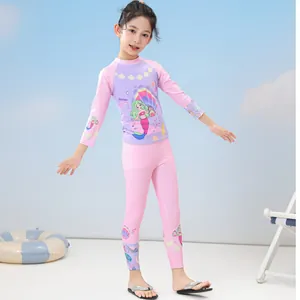 Détail d'un maillot de bain deux pièces pour filles avec protection solaire et sirène