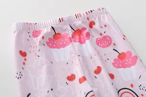 Détail de la taille élastique avec motifs de cupcakes et fraises pour filles