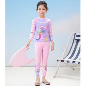 Détail d'un maillot de bain deux pièces anti-UV pour fille avec imprimé sirène