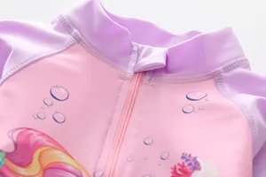 Detailaufnahme des Einhorn-Badeanzugs für Mädchen mit Stehkragen und rosa Reißverschluss
