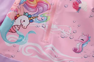 Detail eines rosa Mädchen-Badeanzugs mit Einhorn-Meerjungfrau-Print und Reißverschluss