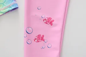 Détail de maillot de bain fille avec imprimé poissons et tissu écailles de sirène