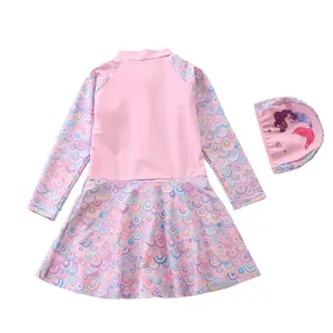 Detail van roze zeemeermin badpak met lange mouwen, schubbenpatroon en bijpassende badmuts