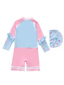 Detail der pink-blauen Mädchen-Bademode mit Muscheldruck und Rüschen an den Ärmeln