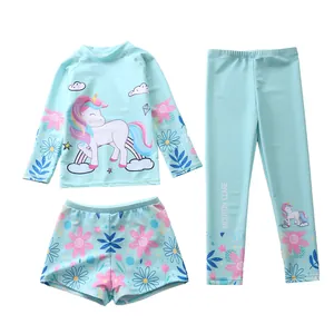 Détails à plat d'un maillot de bain 3 pièces fille avec motifs licorne et fleurs