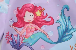 Vue détaillée de l'imprimé sirène coloré sur le tissu de maillot de bain pour enfants