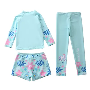 Détail du maillot de bain 3 pièces à fleurs avec manches longues et legging