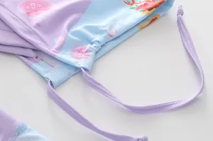 Détail du maillot de surf pour filles avec motifs méduses et cordons de serrage mauves