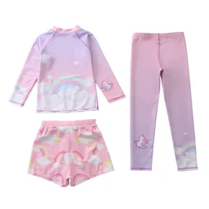 Détail du maillot de bain manches longues fille avec imprimés licorne sur tissu séchage rapide