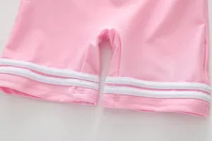 Detail von rosa Badeanzugstoff mit weißen Doppelstreifen und hochwertiger Verarbeitung