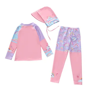 Détails du maillot de bain trois pièces pour enfant avec imprimé arc-en-ciel et chapeau de soleil