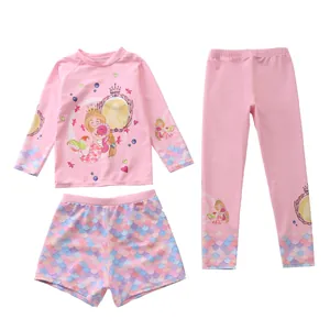 Vue détaillée du maillot de bain rose pour enfants avec motifs sirène et écailles de poisson