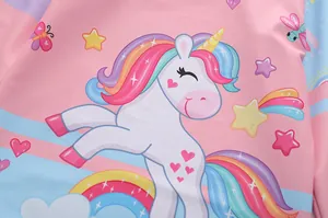 Gros plan d'un maillot de bain rose pour fille avec licornes, arcs-en-ciel et étoiles