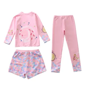 Vue détaillée du maillot de bain 3 pièces fille avec motif écailles de sirène rose