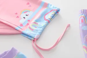 Détail du maillot de bain fille avec taille à cordon et motif arc-en-ciel coloré