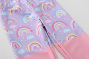 Détail des coutures imprimé arc-en-ciel et tissu extensible du pantalon de bain fille