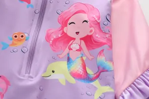 Detail eines rosa langärmligen Mädchen-Badeanzugs mit Meerjungfrau-Druck und Rüschen