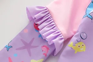 Detail der Rüschenärmel an Langarm-Kinderbadeanzug mit Cartoon-Meerestier-Drucken