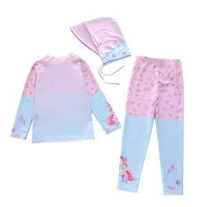 Vue détaillée du maillot de bain trois pièces à manches longues pour enfant avec licornes