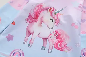 Détail de motifs de licornes et de fruits sur le tissu d'un maillot de bain enfant