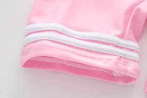 Detail des pinkfarbenen Ärmels mit drei weißen Streifen und verstärkten Flachnähten