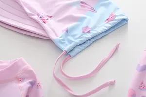 Détails du maillot de bain rose et bleu avec motifs de pastèques et d'étoiles